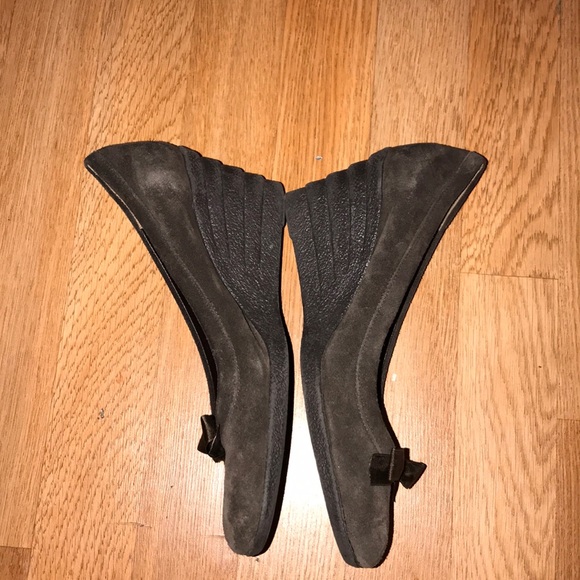 Ann Klein Brown Suede Shoe - Picture 2 of 6